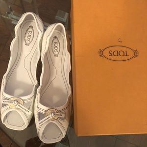 Amazing Tod’s white patent stretchy flat with box